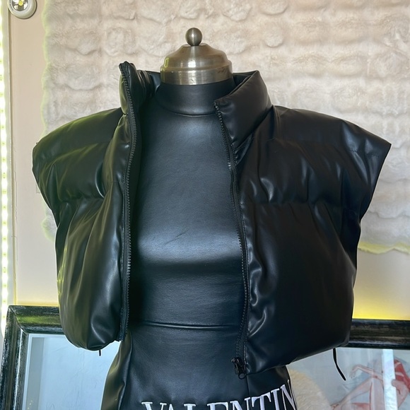 No name brand faux leather Black Puffer Vest NWOT adjustable bands on the bottom - Picture 6 of 8